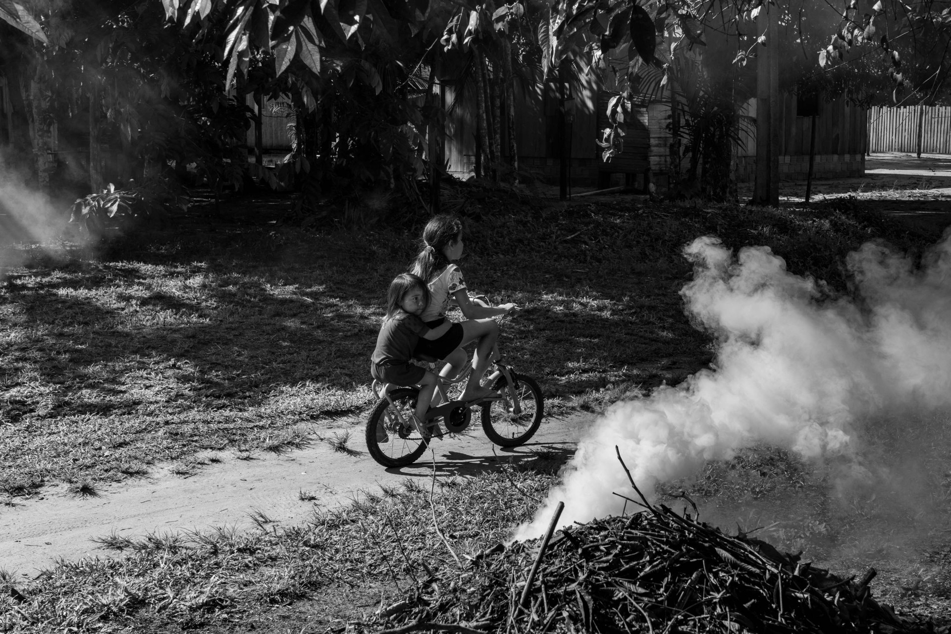 Crianças em bicicleta com fumaça