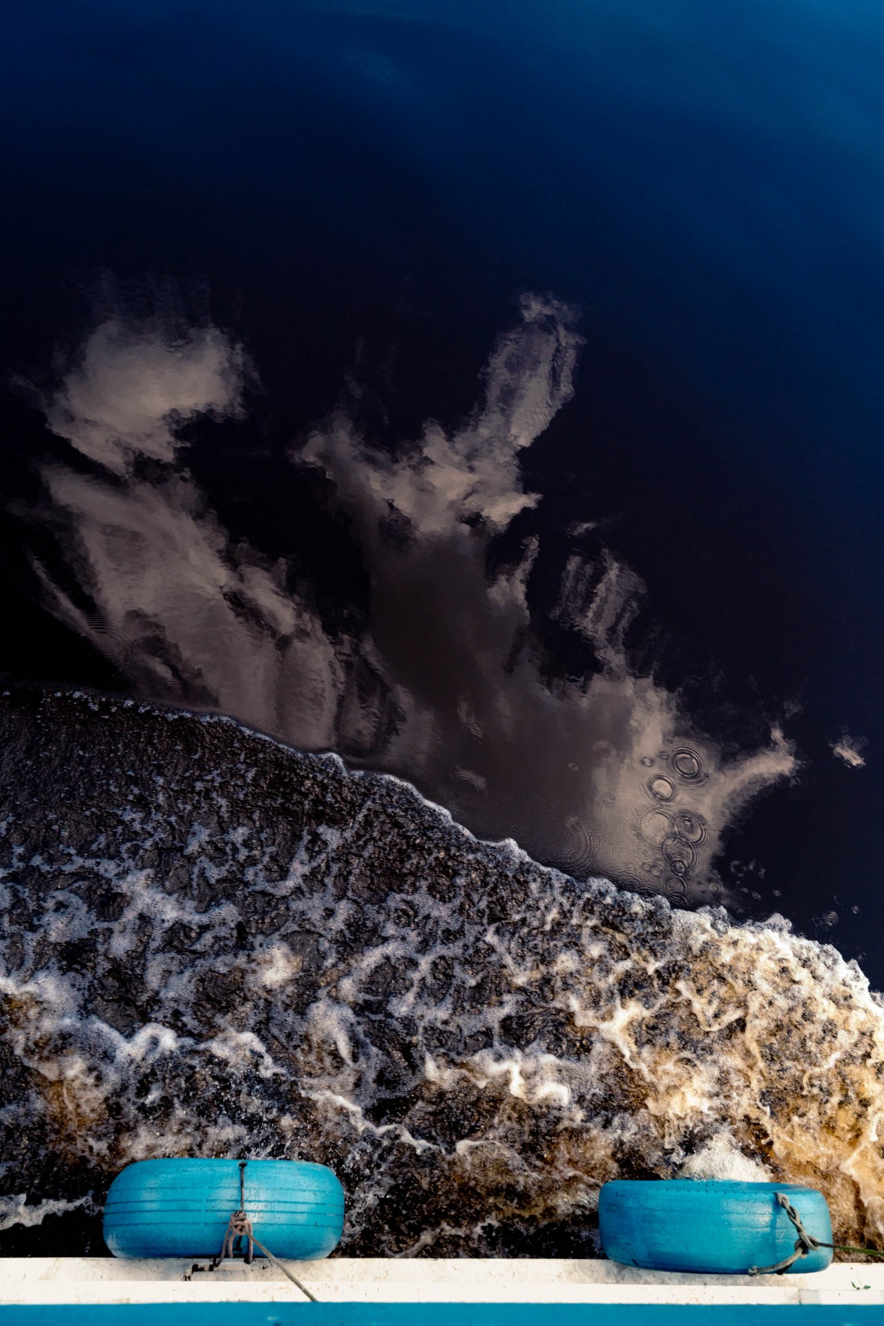 Água e barco azul