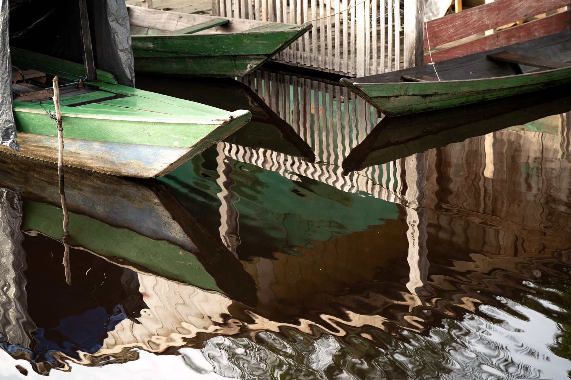 Barcos e reflexos na água