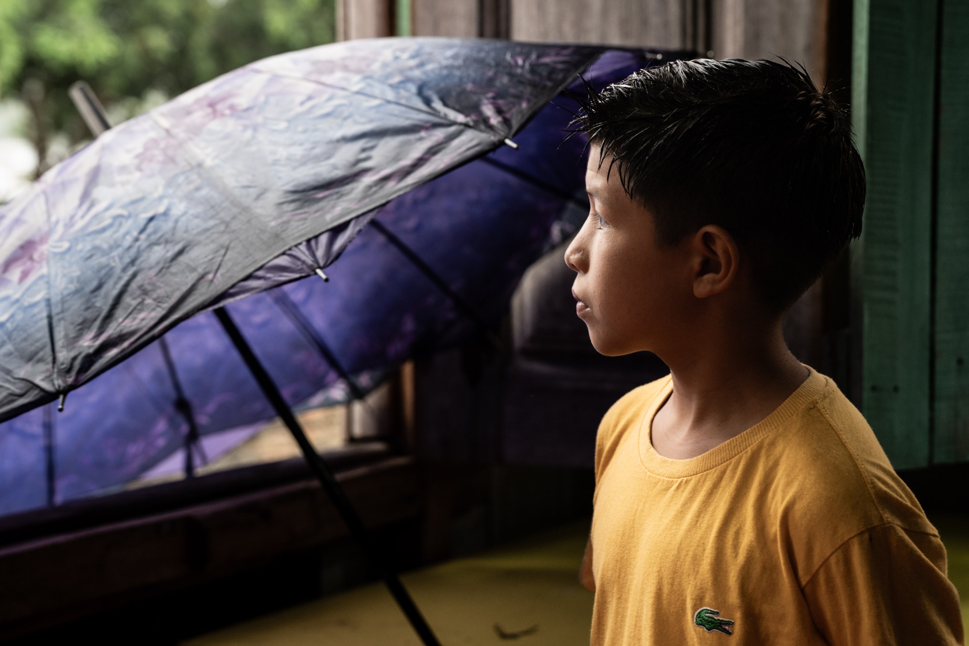 Menino com guarda-chuva