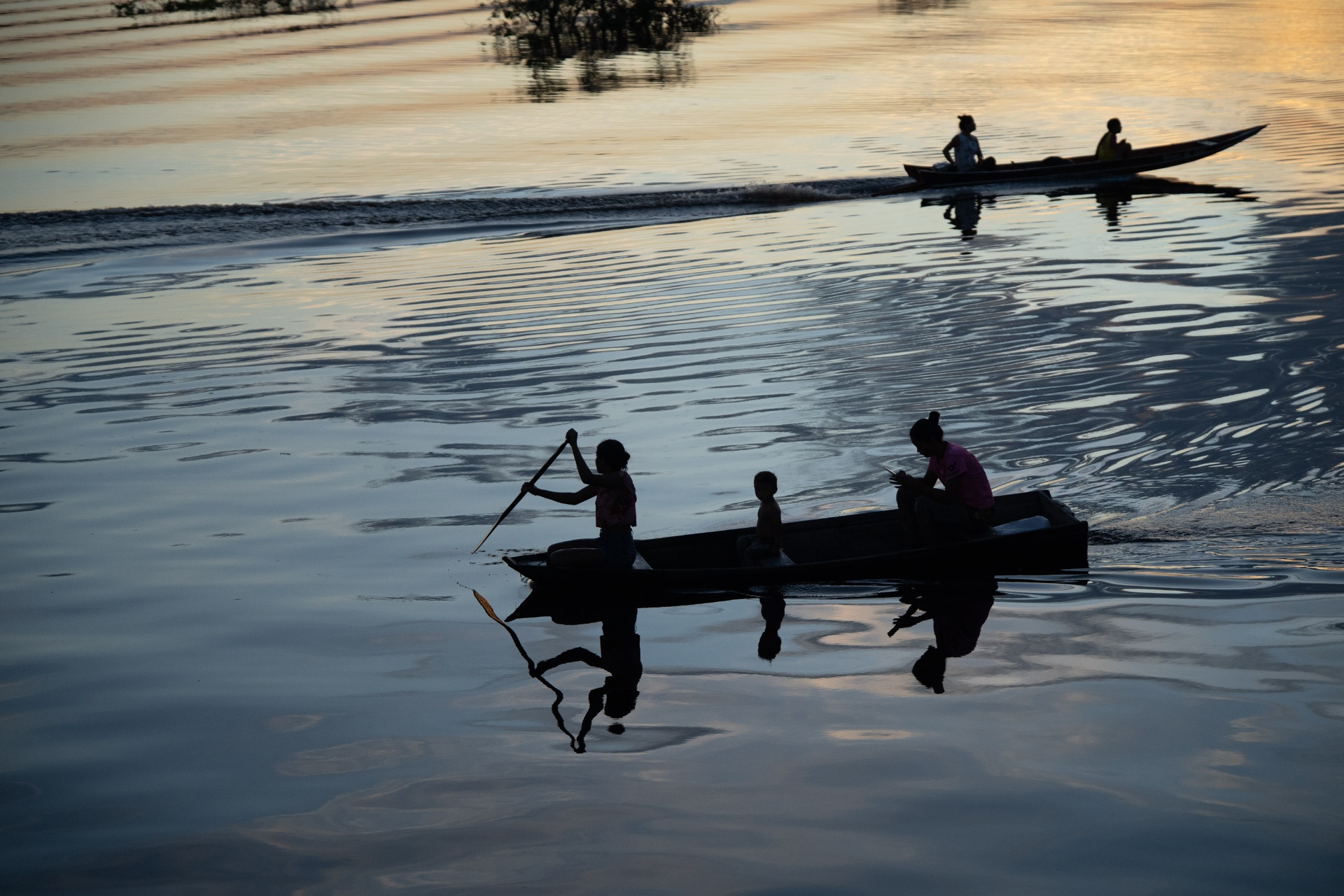 Canoas ao pôr do sol
