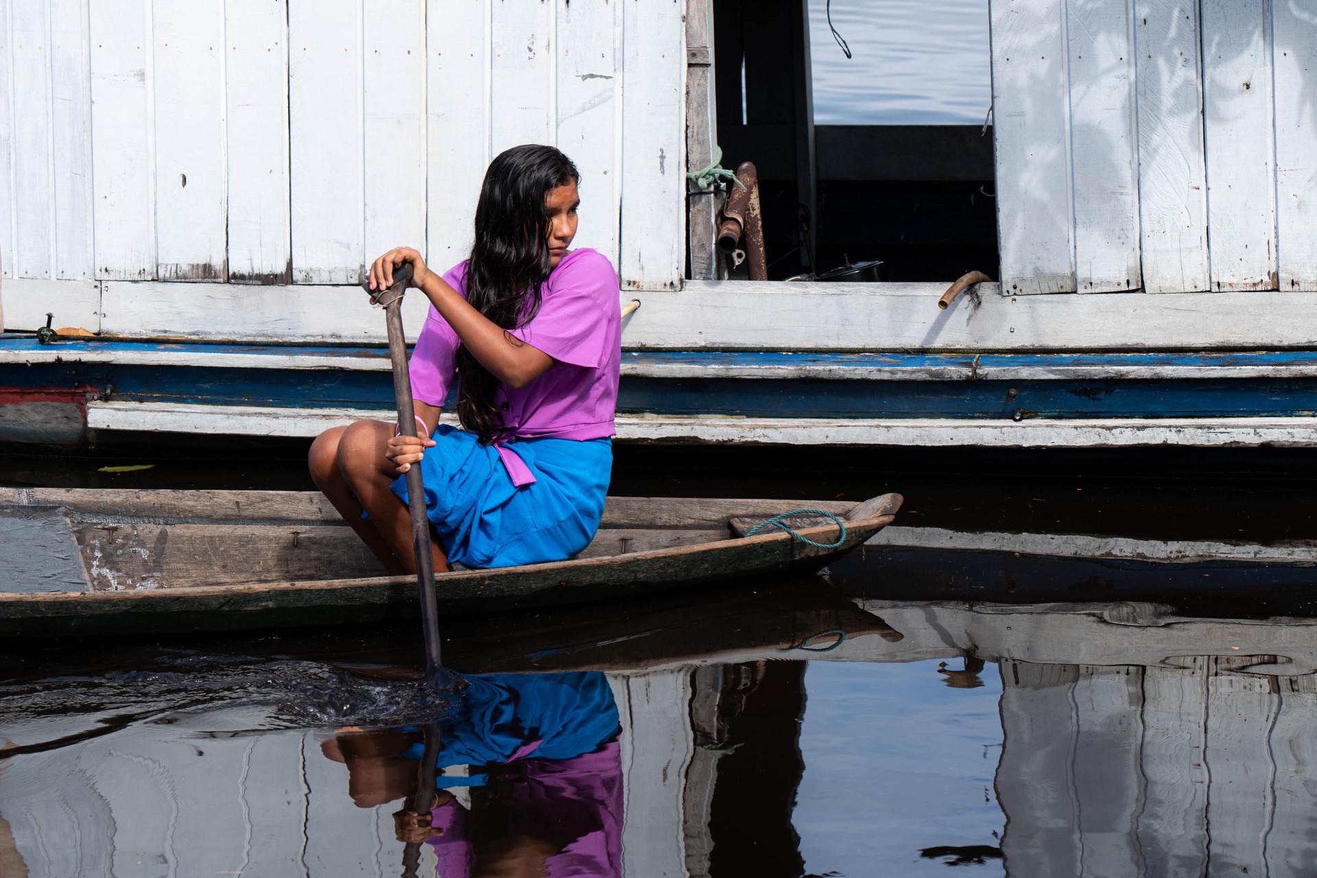 Menina remando canoa