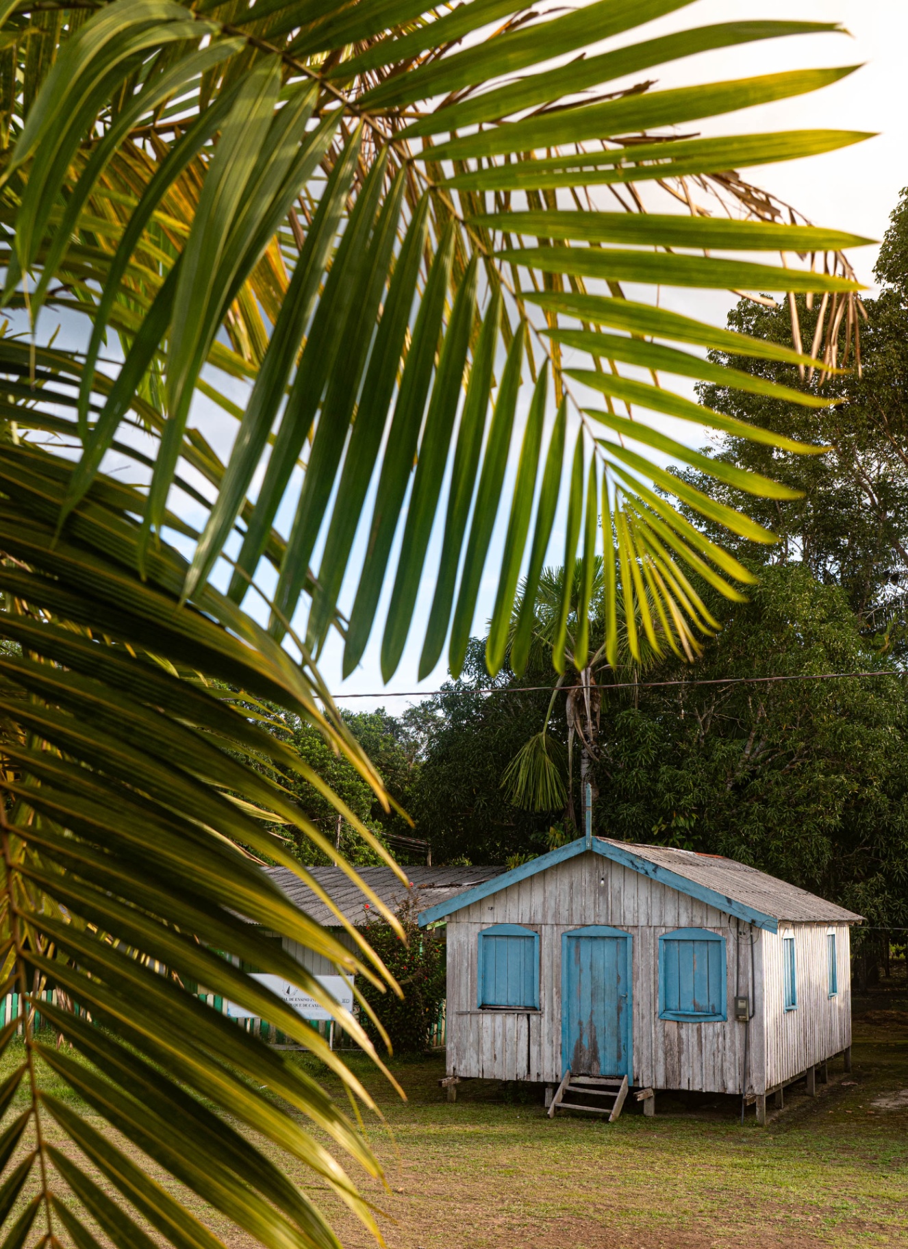 Casa ribeirinha com portas azuis