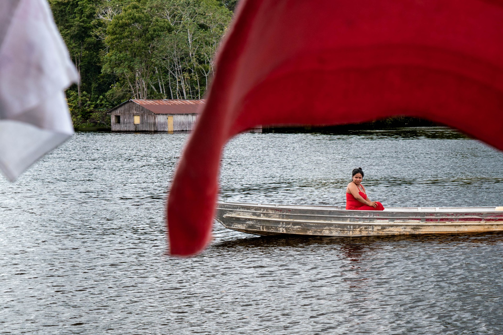Mulher de vermelho no barco